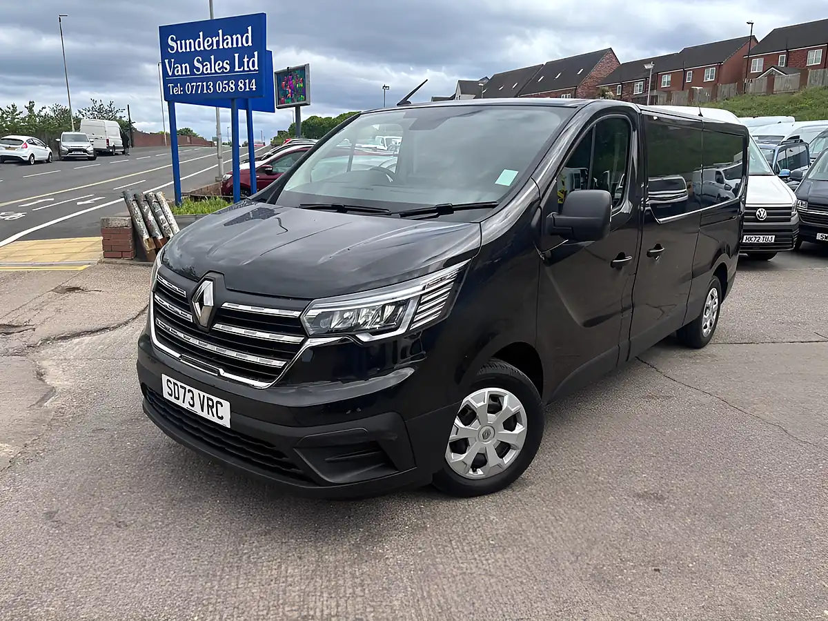 Used 2023 Renault Trafic Advance Black - Front View