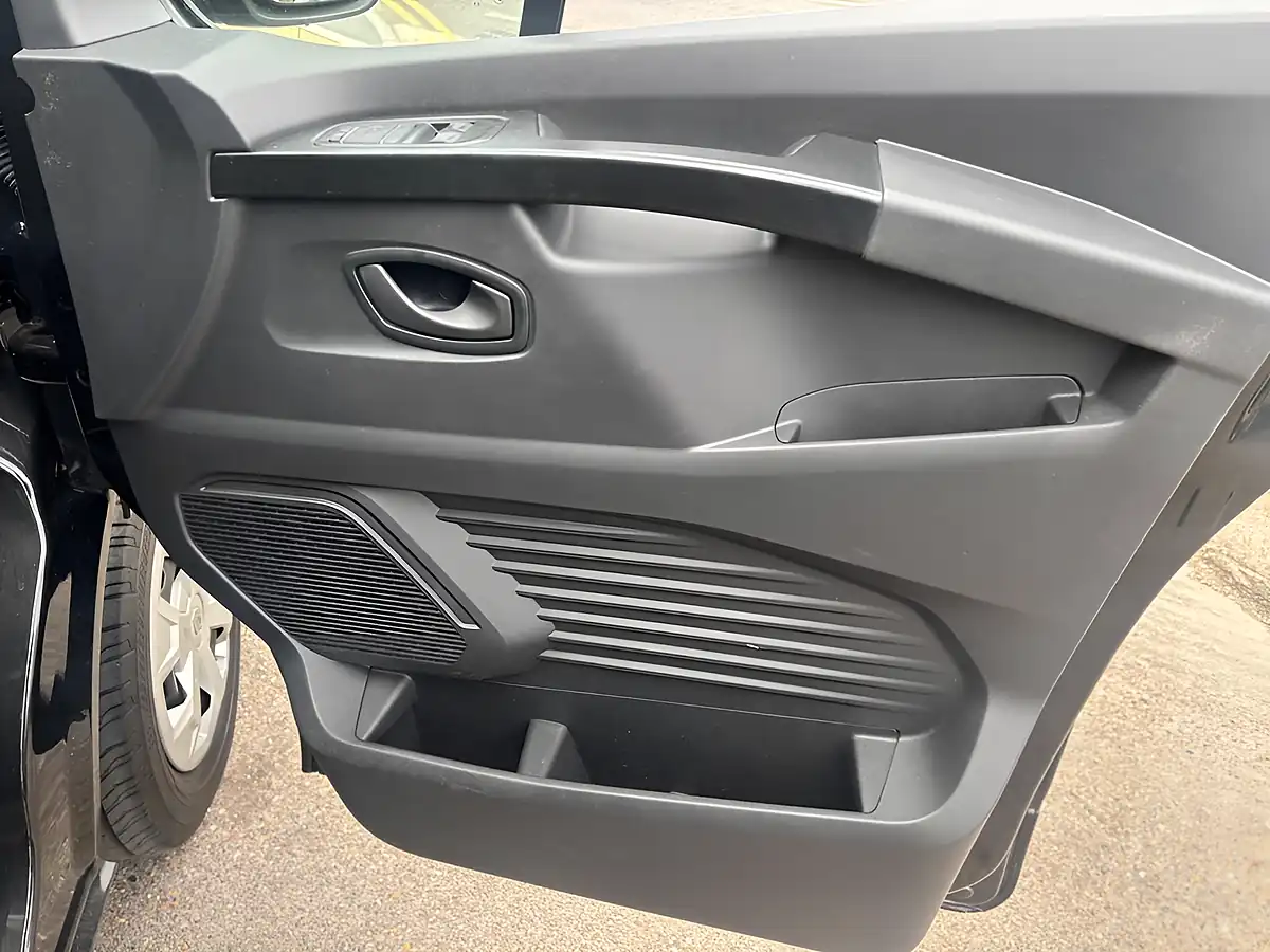 Used 2023 Renault Trafic Advance Black - Interior and Exterior details 13