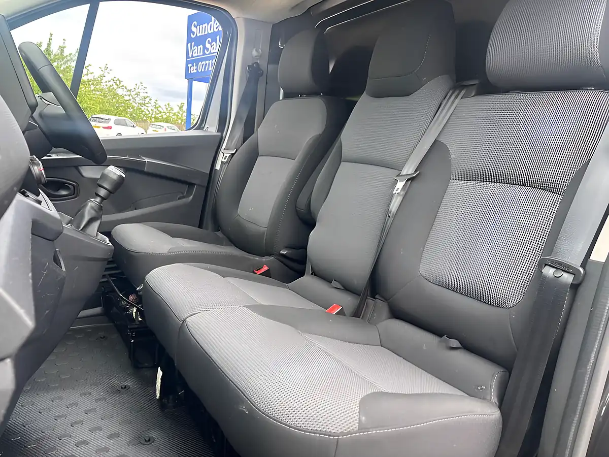 Used 2023 Renault Trafic Advance Black - Interior and Exterior details 15