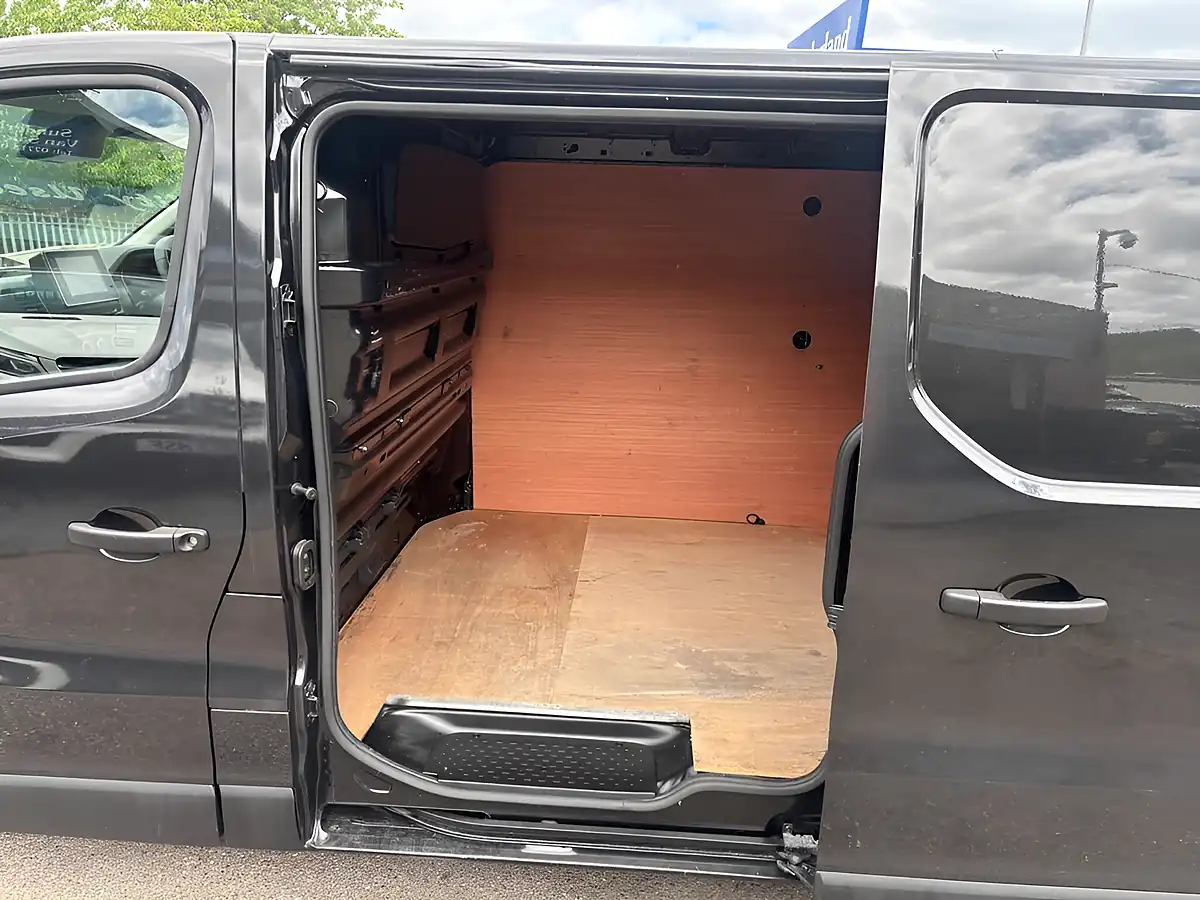 Used 2023 Renault Trafic Advance Black - Interior and Exterior details 17