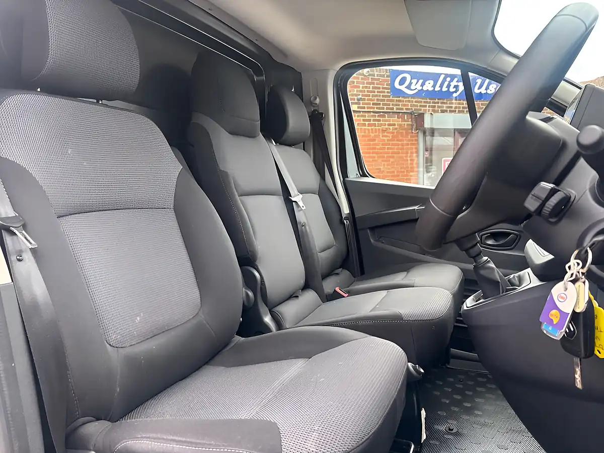 Used 2023 Renault Trafic Advance Black - Interior and Exterior details 9