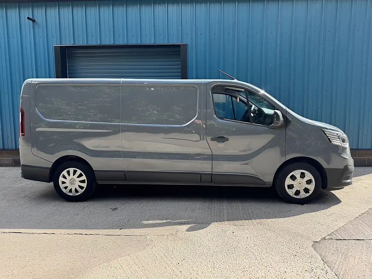 Used 2023 Renault Trafic Advance Grey - Interior and Exterior details 2