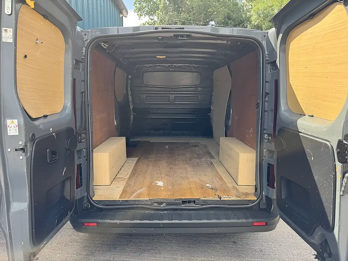 Used 2023 Renault Trafic Advance Grey - Interior and Exterior details 8