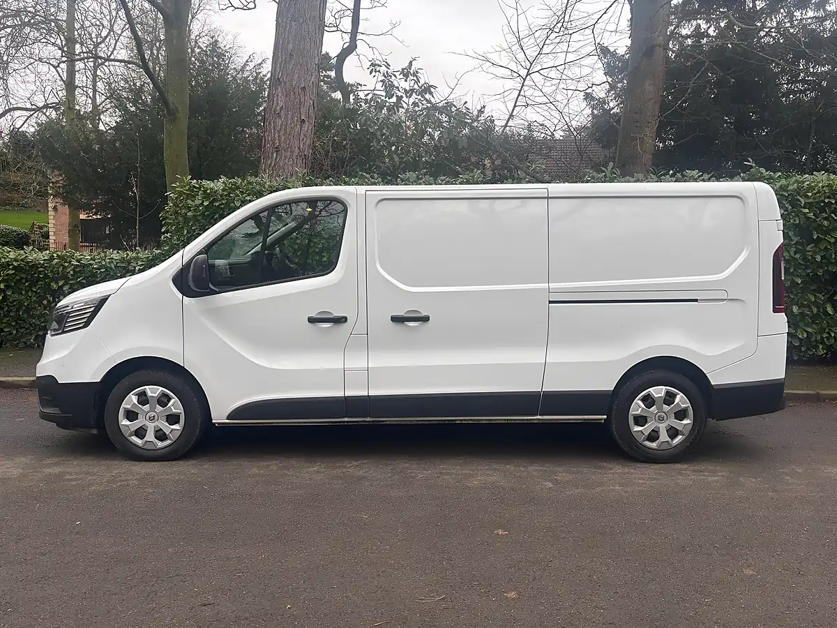 Used 2023 Renault Trafic Advance L2 H1 White - Interior and Exterior details 4