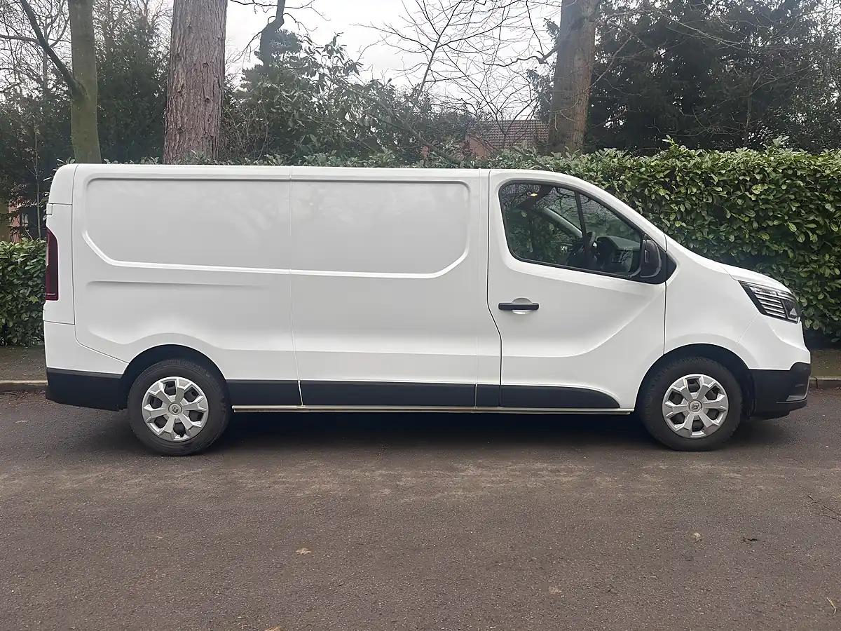 Used 2023 Renault Trafic Advance L2 H1 White - Interior and Exterior details 7
