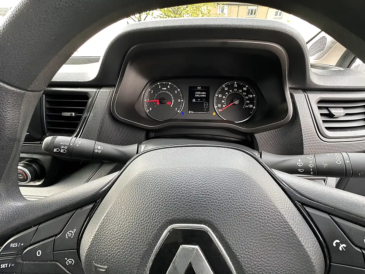 Used 2023 Renault Trafic Advance White - Interior and Exterior details 10