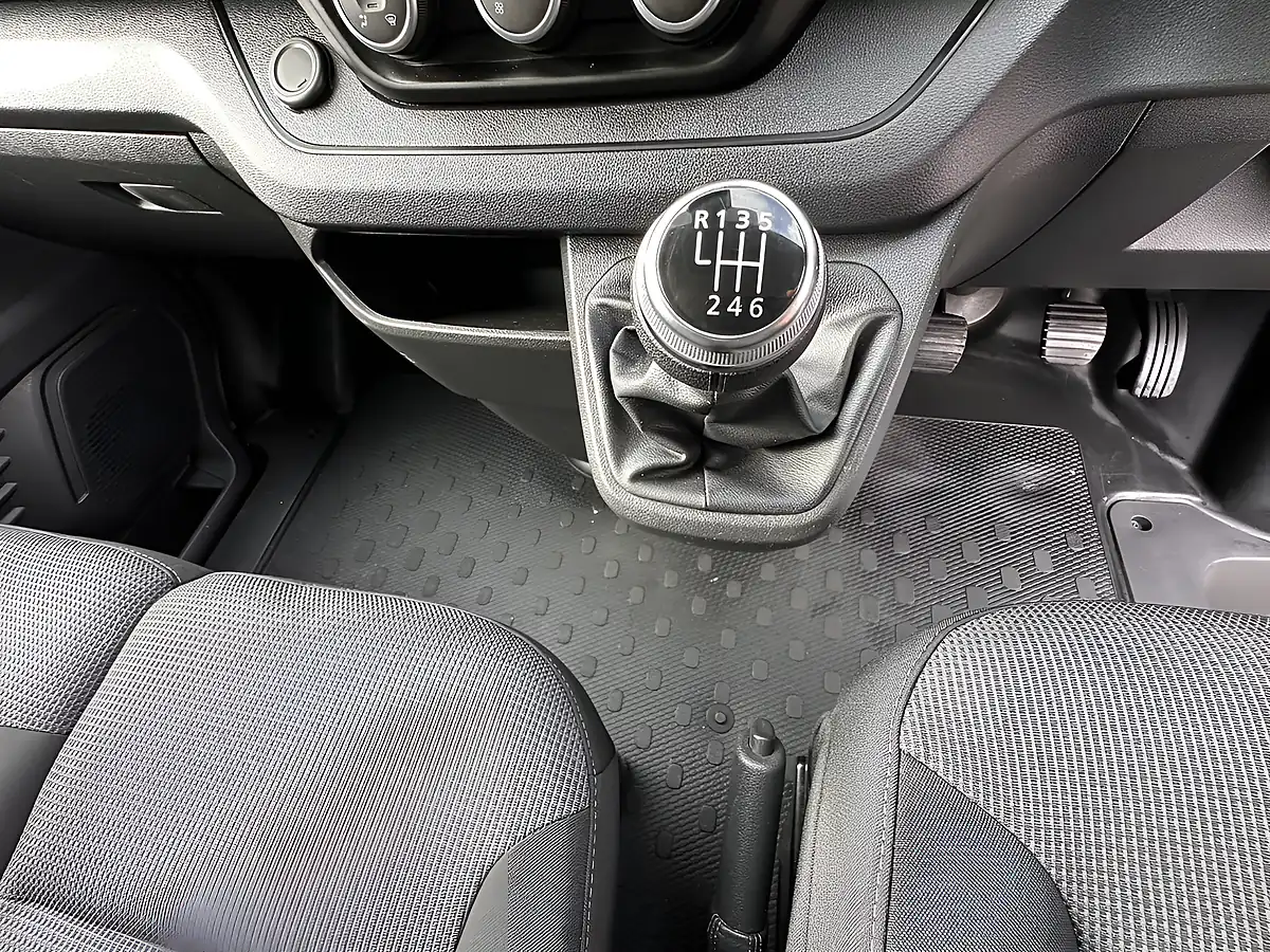 Used 2023 Renault Trafic Advance White - Interior and Exterior details 13