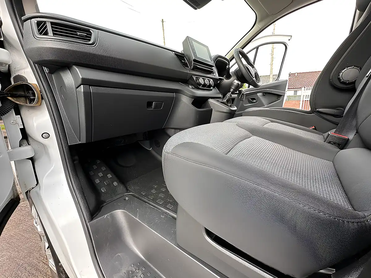 Used 2023 Renault Trafic Advance White - Interior and Exterior details 14