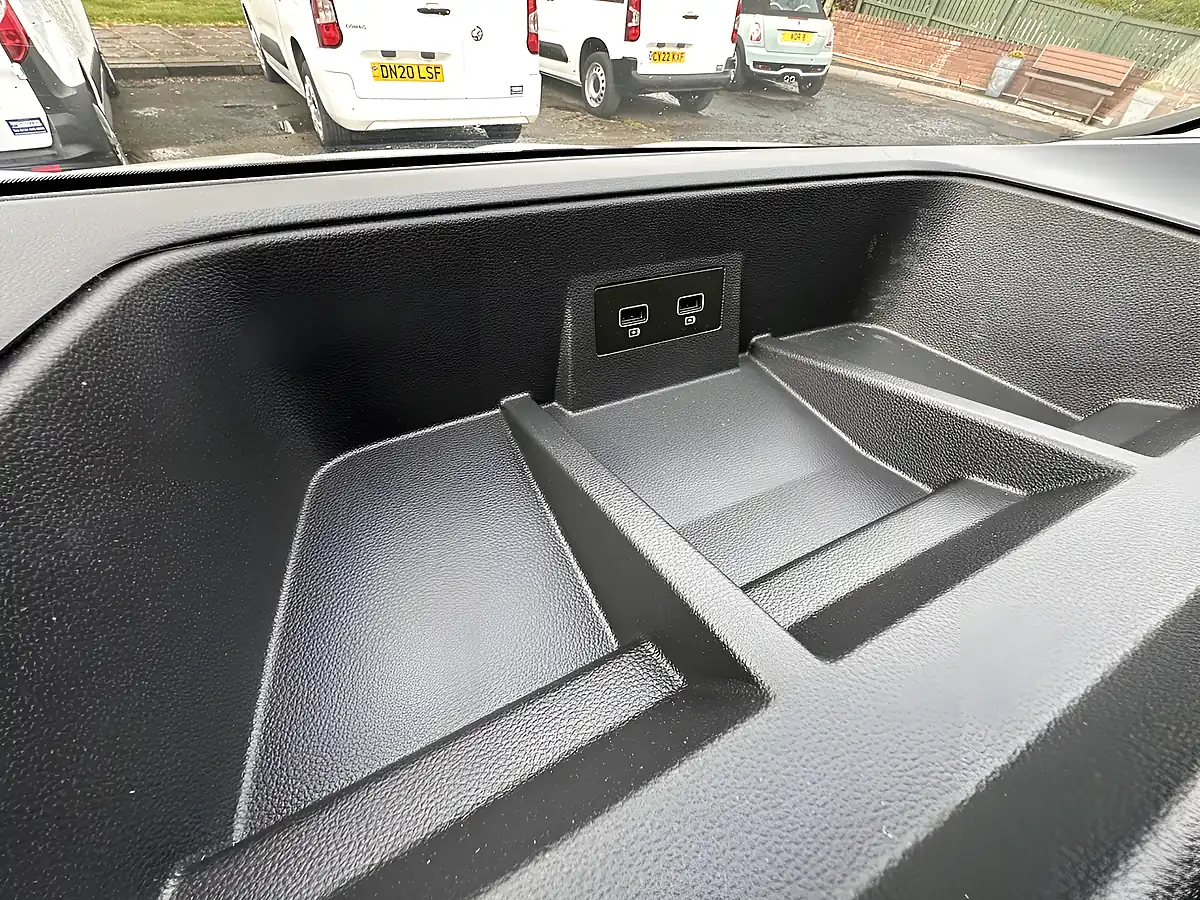 Used 2023 Renault Trafic Advance White - Interior and Exterior details 17