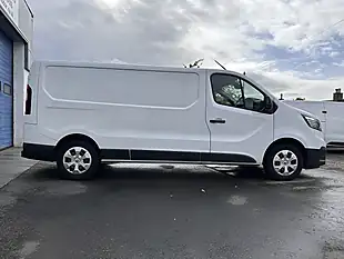 Used 2023 Renault Trafic Advance White - Interior and Exterior details 7
