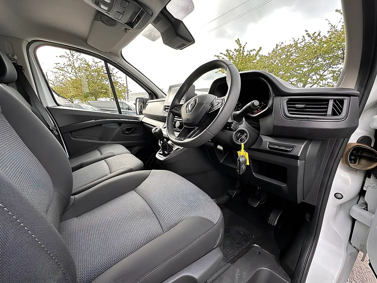 Used 2023 Renault Trafic Advance White - Interior and Exterior details 8