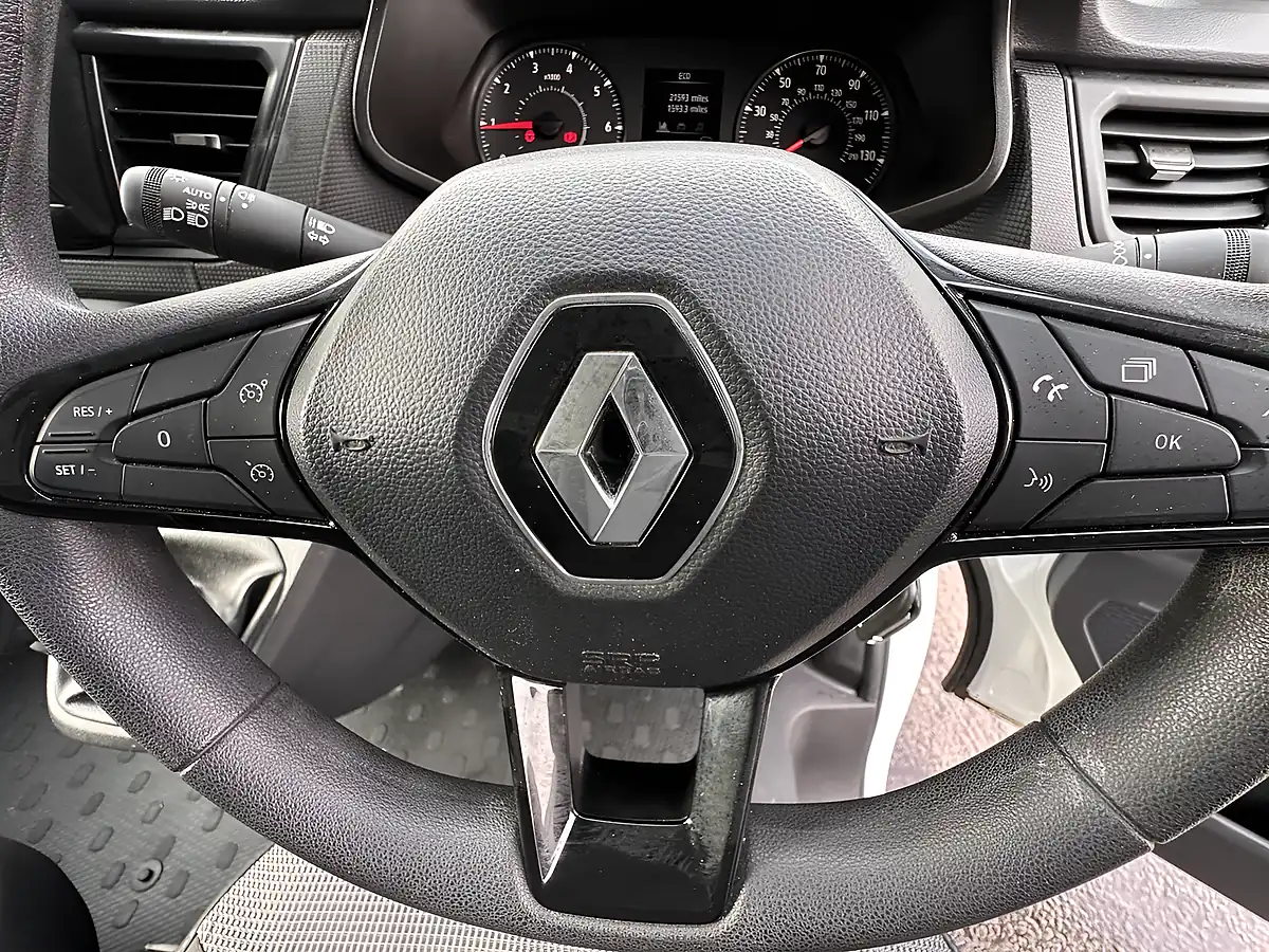 Used 2023 Renault Trafic Advance White - Interior and Exterior details 9