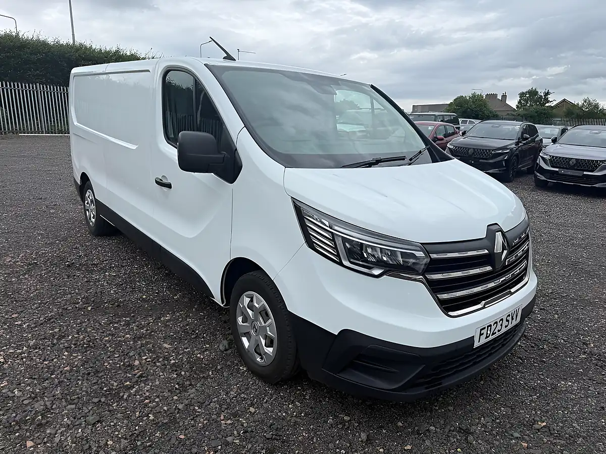Used 2023 Renault Trafic Advance White - Front View