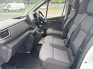 Used 2023 Renault Trafic Advance White - Interior and Exterior details 11