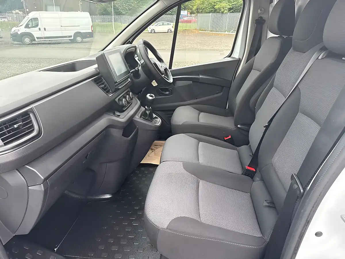 Used 2023 Renault Trafic Advance White - Interior and Exterior details 11