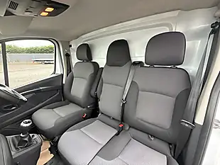 Used 2023 Renault Trafic Advance White - Interior and Exterior details 12