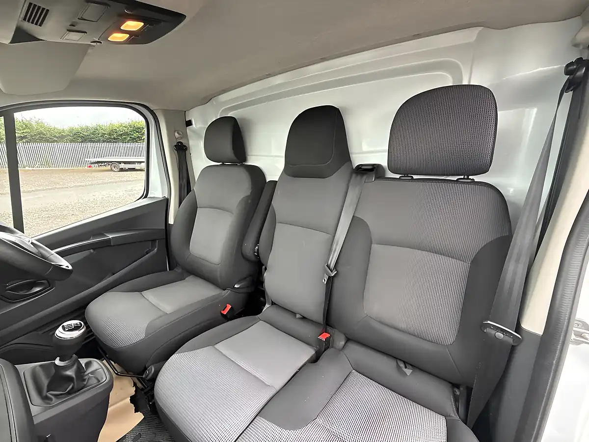 Used 2023 Renault Trafic Advance White - Interior and Exterior details 12