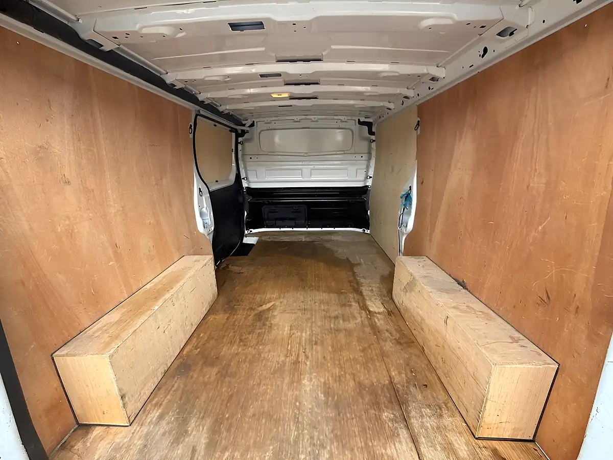 Used 2023 Renault Trafic Advance White - Interior and Exterior details 14