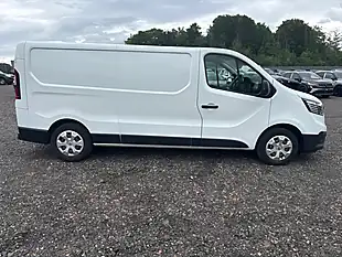 Used 2023 Renault Trafic Advance White - Interior and Exterior details 8