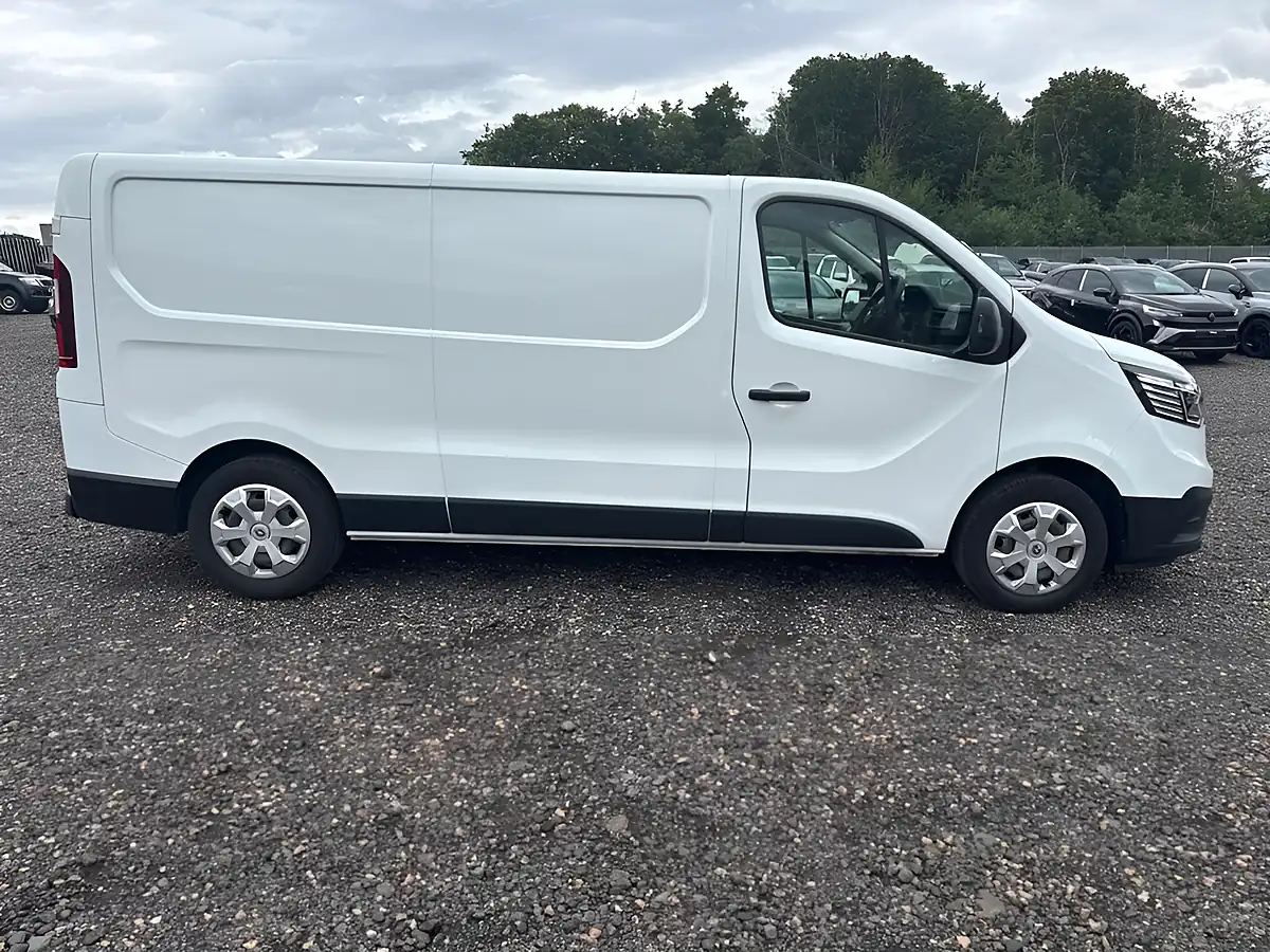 Used 2023 Renault Trafic Advance White - Interior and Exterior details 8