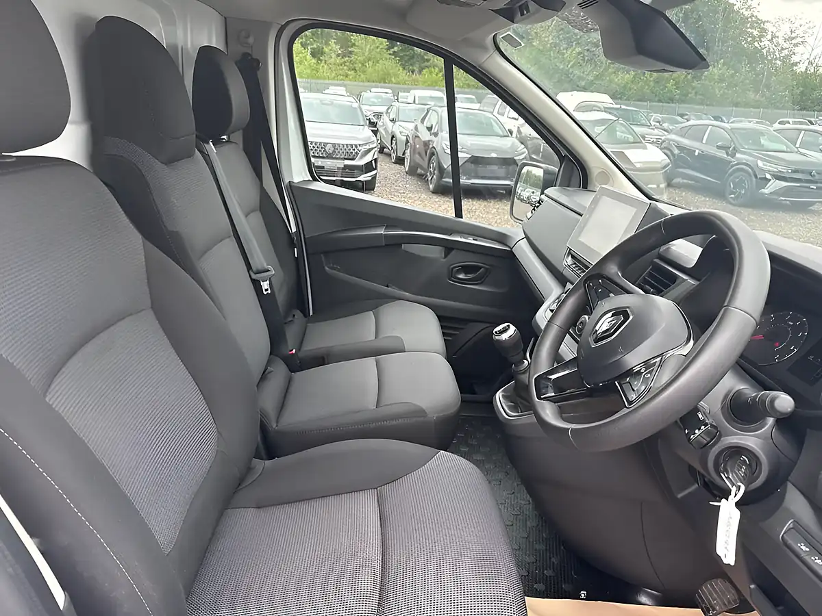 Used 2023 Renault Trafic Advance White - Interior and Exterior details 9