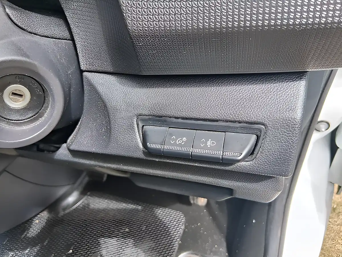 Used 2023 Renault Trafic Blue LL30 Start White - Interior and Exterior details 17