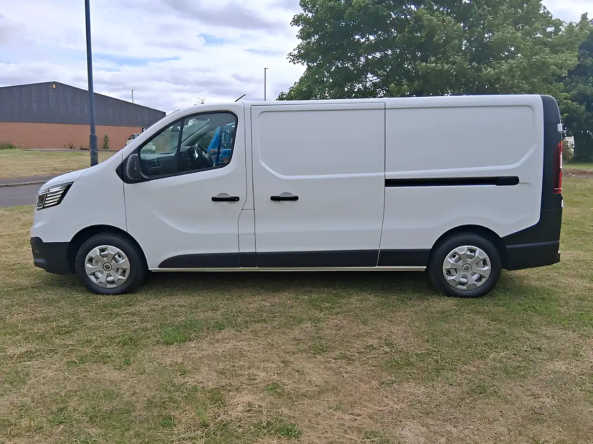Used 2023 Renault Trafic Blue LL30 Start White - Interior and Exterior details 2