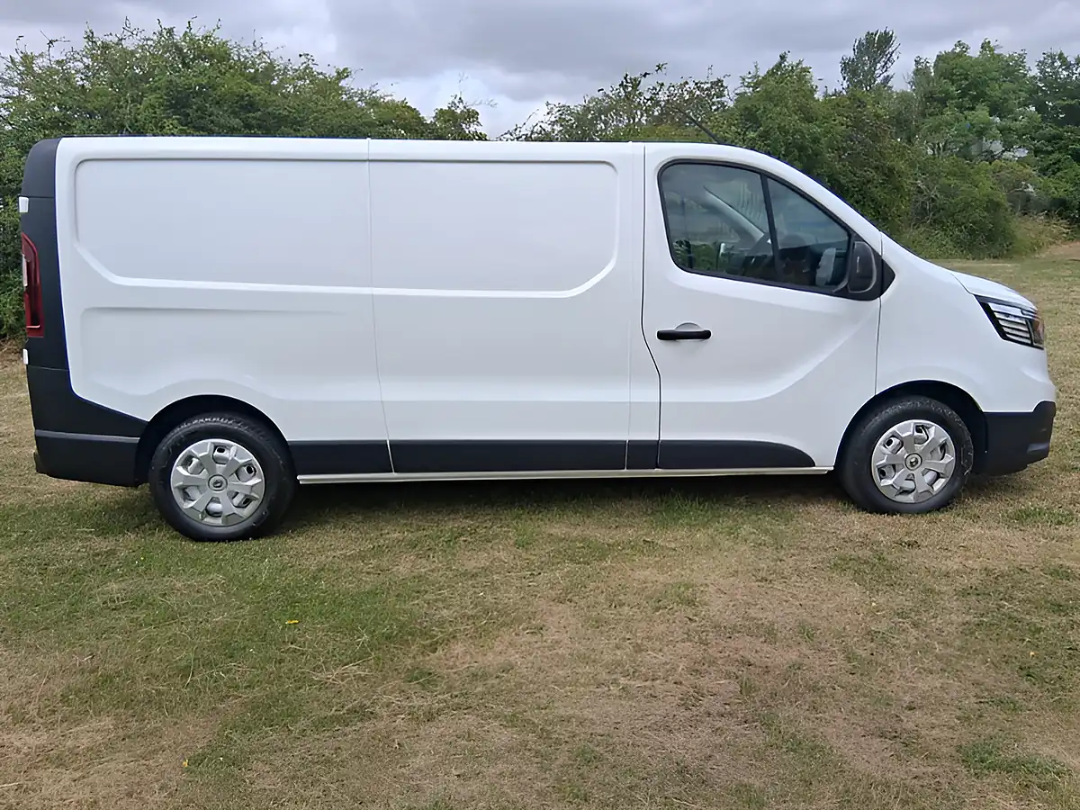 Used 2023 Renault Trafic Blue LL30 Start White - Interior and Exterior details 6