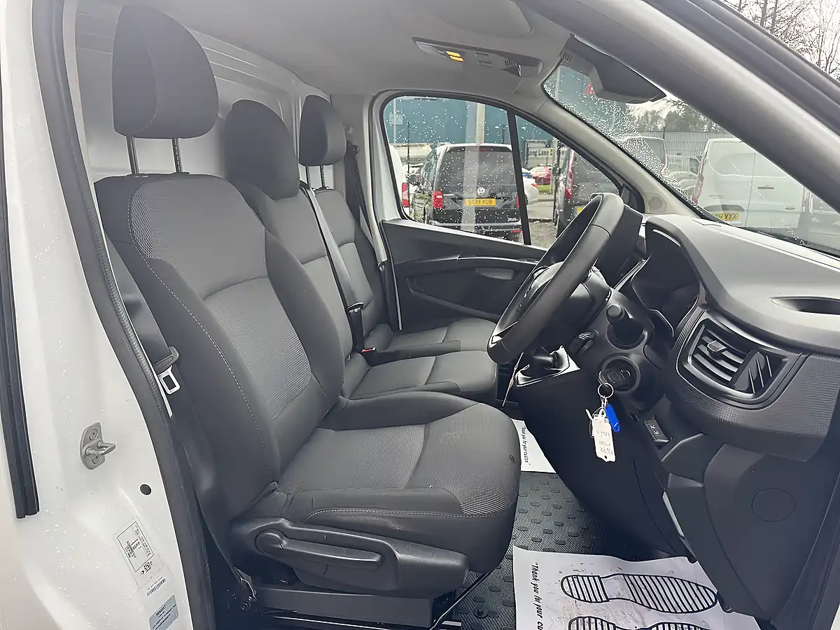 Used 2023 Renault Trafic Business+ Glacier White - Interior and Exterior details 10