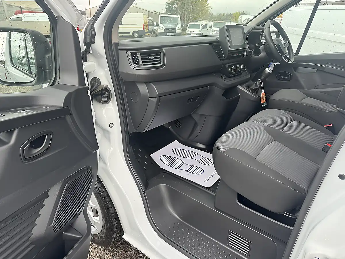 Used 2023 Renault Trafic Business+ Glacier White - Interior and Exterior details 11