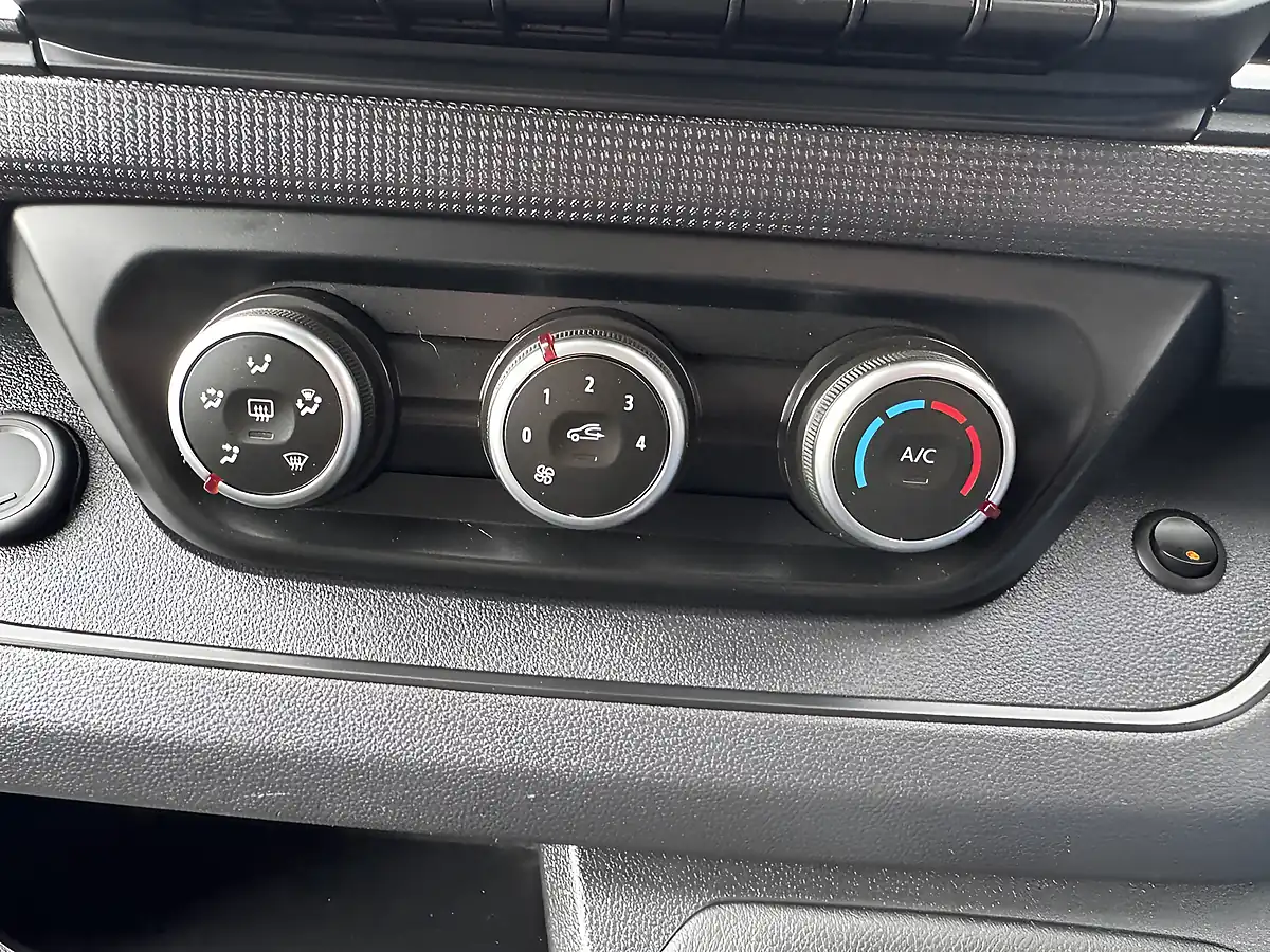 Used 2023 Renault Trafic Business+ Glacier White - Interior and Exterior details 18