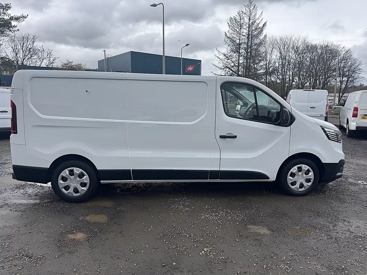 Used 2023 Renault Trafic Business+ Glacier White - Interior and Exterior details 4