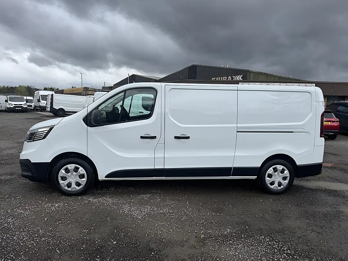 Used 2023 Renault Trafic Business+ Glacier White - Interior and Exterior details 8