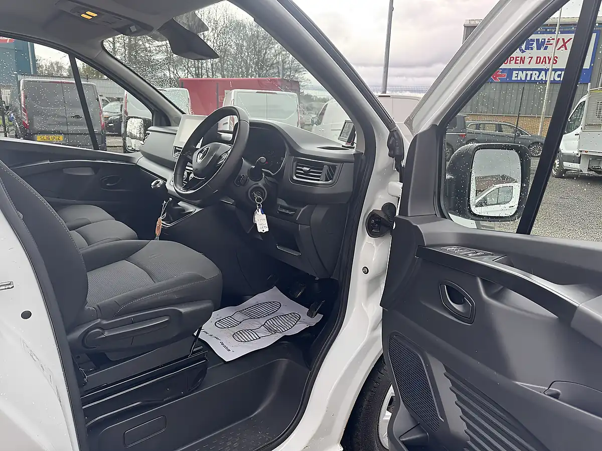 Used 2023 Renault Trafic Business+ Glacier White - Interior and Exterior details 9