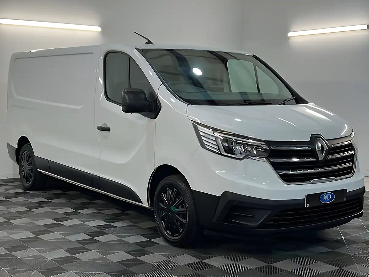 Used 2023 Renault Trafic Business+ Glacier White - Front View