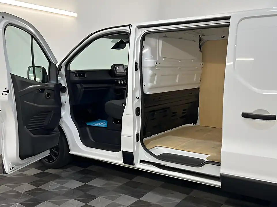Used 2023 Renault Trafic Business+ Glacier White - Interior and Exterior details 14