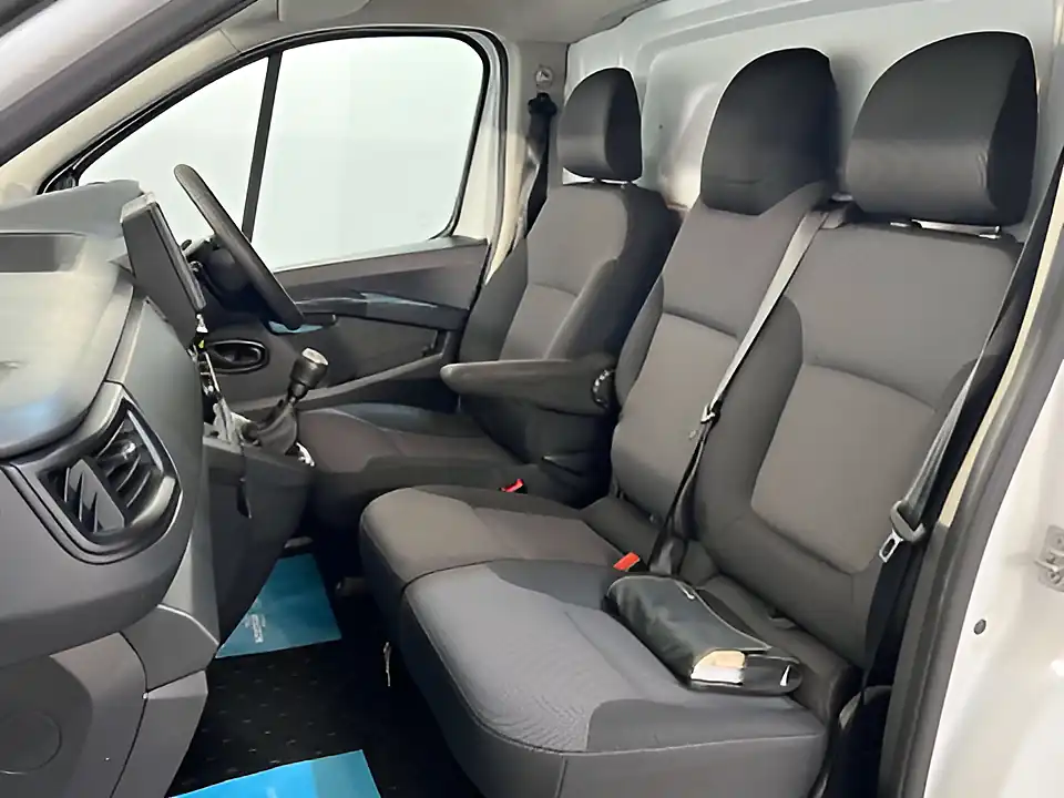 Used 2023 Renault Trafic Business+ Glacier White - Interior and Exterior details 18