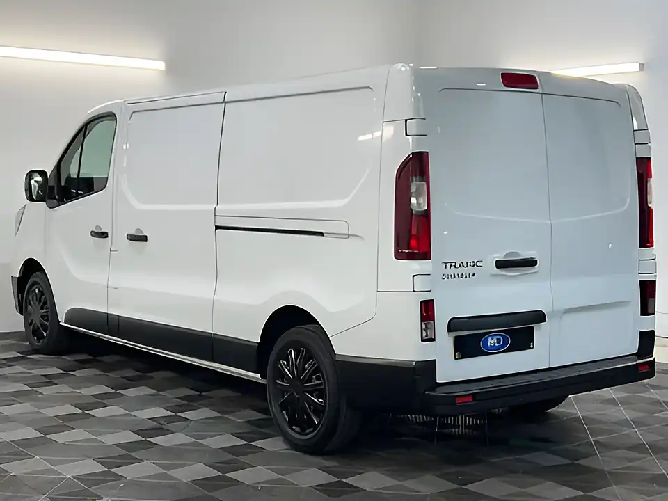 Used 2023 Renault Trafic Business+ Glacier White - Interior and Exterior details 7