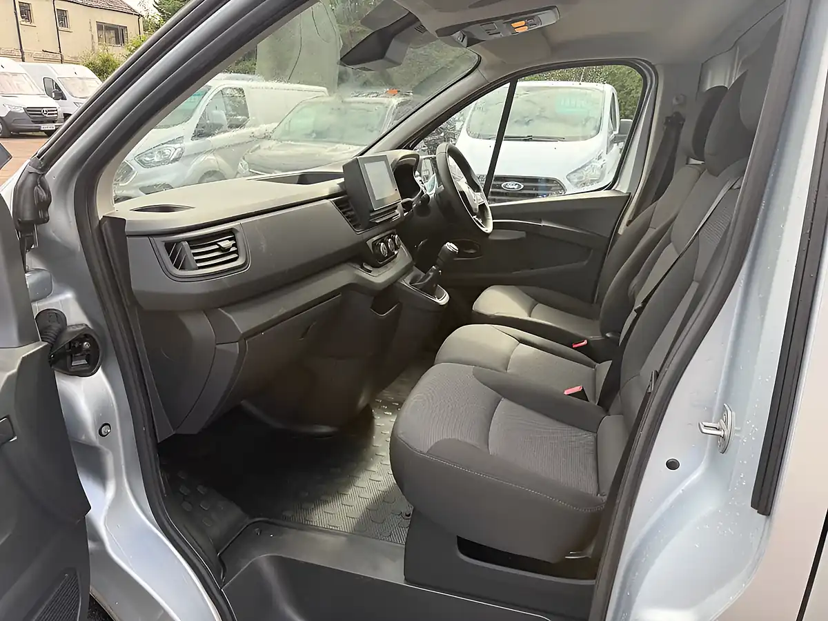 Used 2023 Renault Trafic Business+ Grey - Interior and Exterior details 14