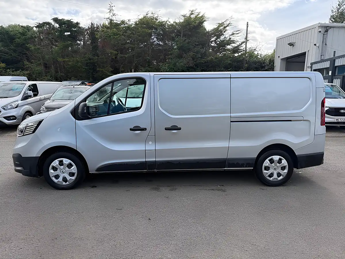 Used 2023 Renault Trafic Business+ Grey - Interior and Exterior details 2