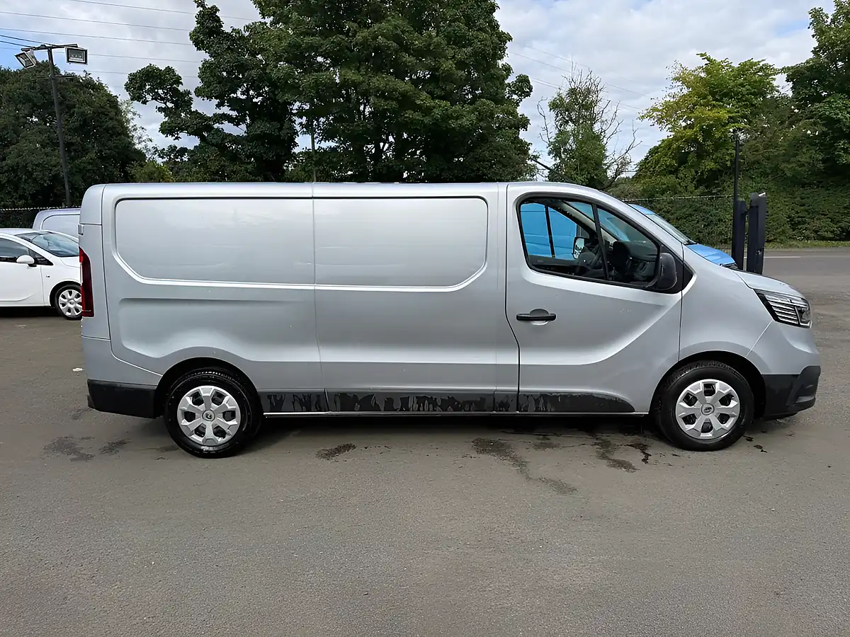 Used 2023 Renault Trafic Business+ Grey - Interior and Exterior details 6