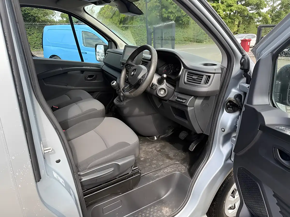 Used 2023 Renault Trafic Business+ Grey - Interior and Exterior details 9