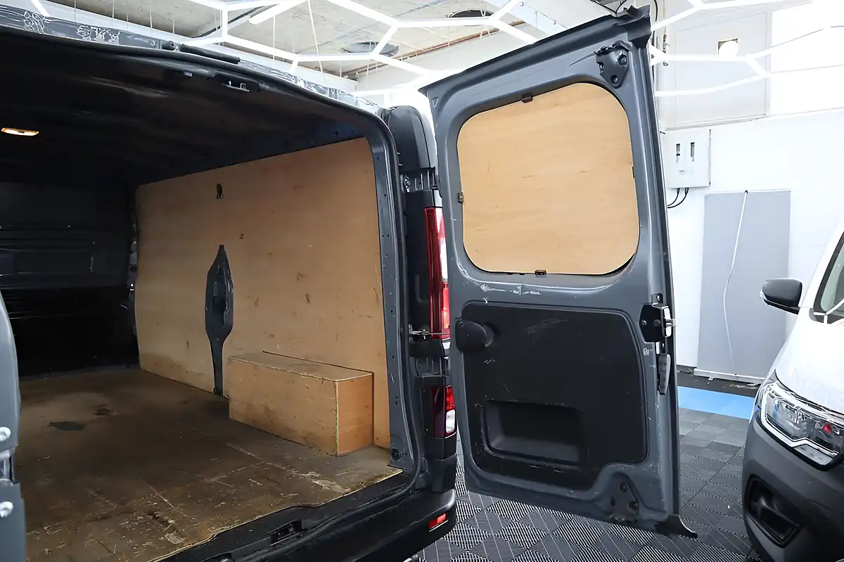 Used 2023 Renault Trafic Business+ Grey - Interior and Exterior details 12