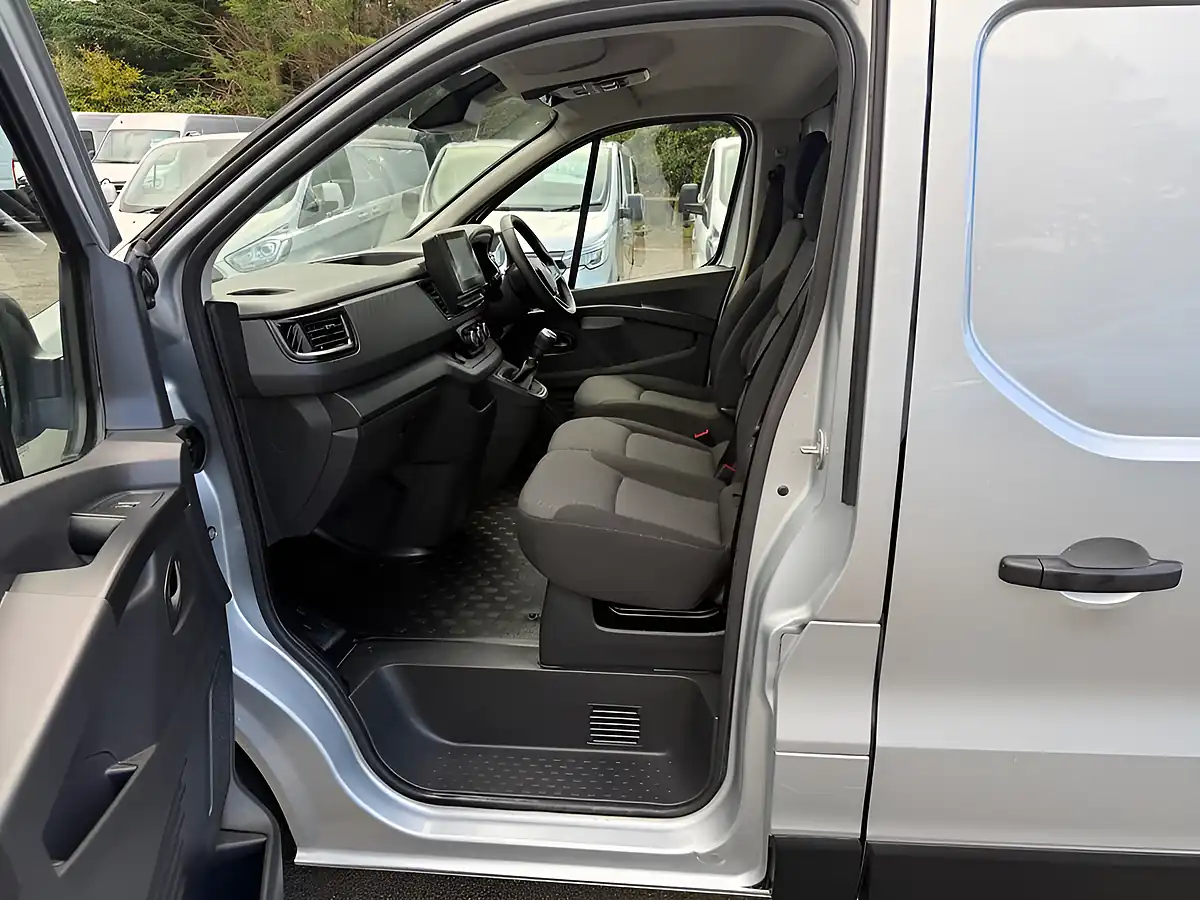 Used 2023 Renault Trafic Business+ Grey - Interior and Exterior details 16