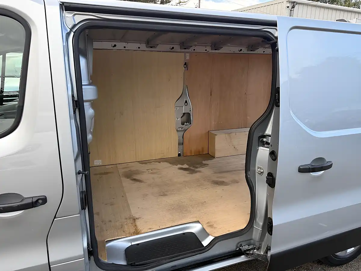 Used 2023 Renault Trafic Business+ Grey - Interior and Exterior details 18