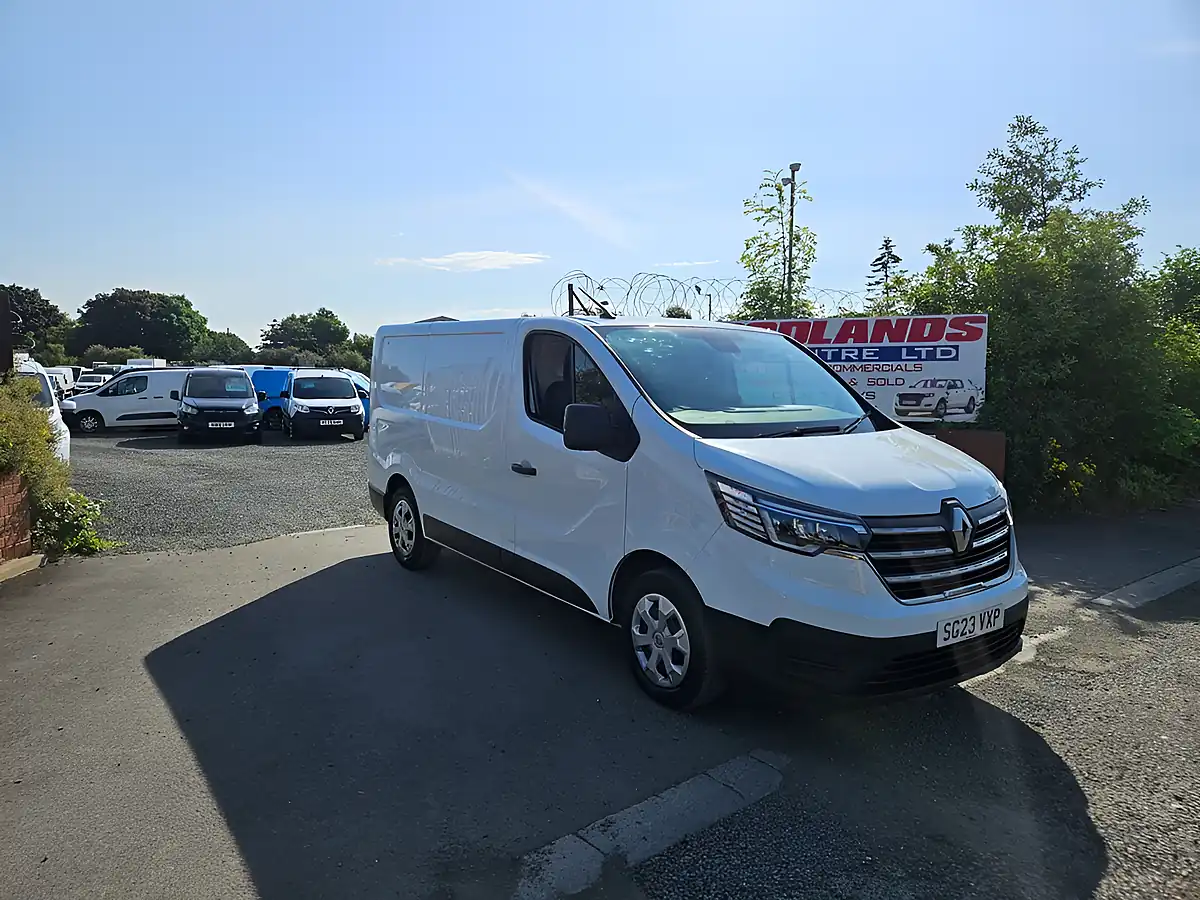 Used 2023 Renault Trafic Business+ White - Front View
