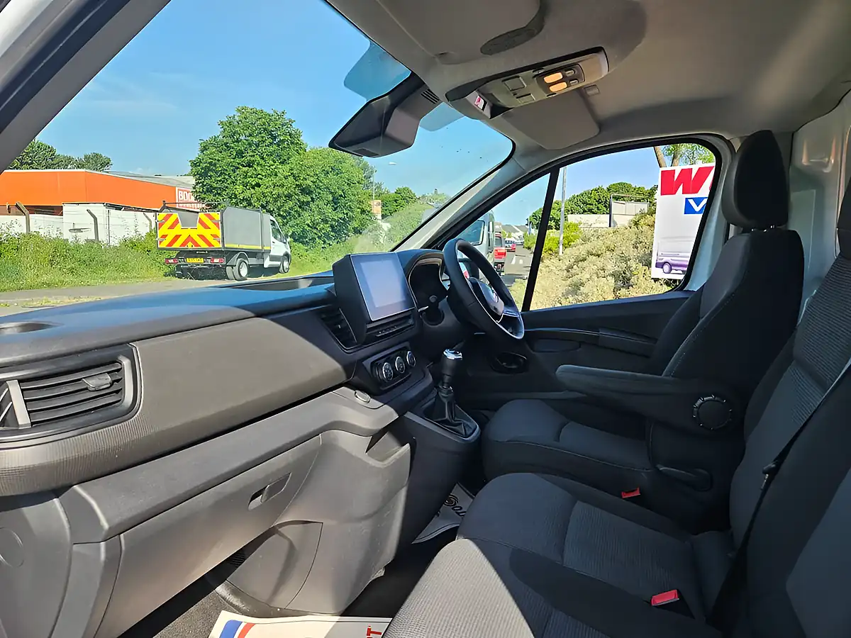 Used 2023 Renault Trafic Business+ White - Interior and Exterior details 11