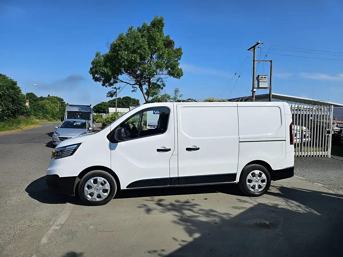 Used 2023 Renault Trafic Business+ White - Interior and Exterior details 5