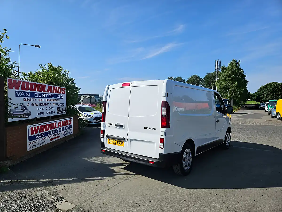 Used 2023 Renault Trafic Business+ White - Interior and Exterior details 8