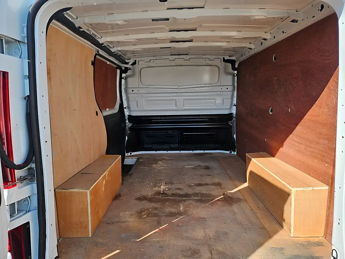 Used 2023 Renault Trafic Business+ White - Interior and Exterior details 9